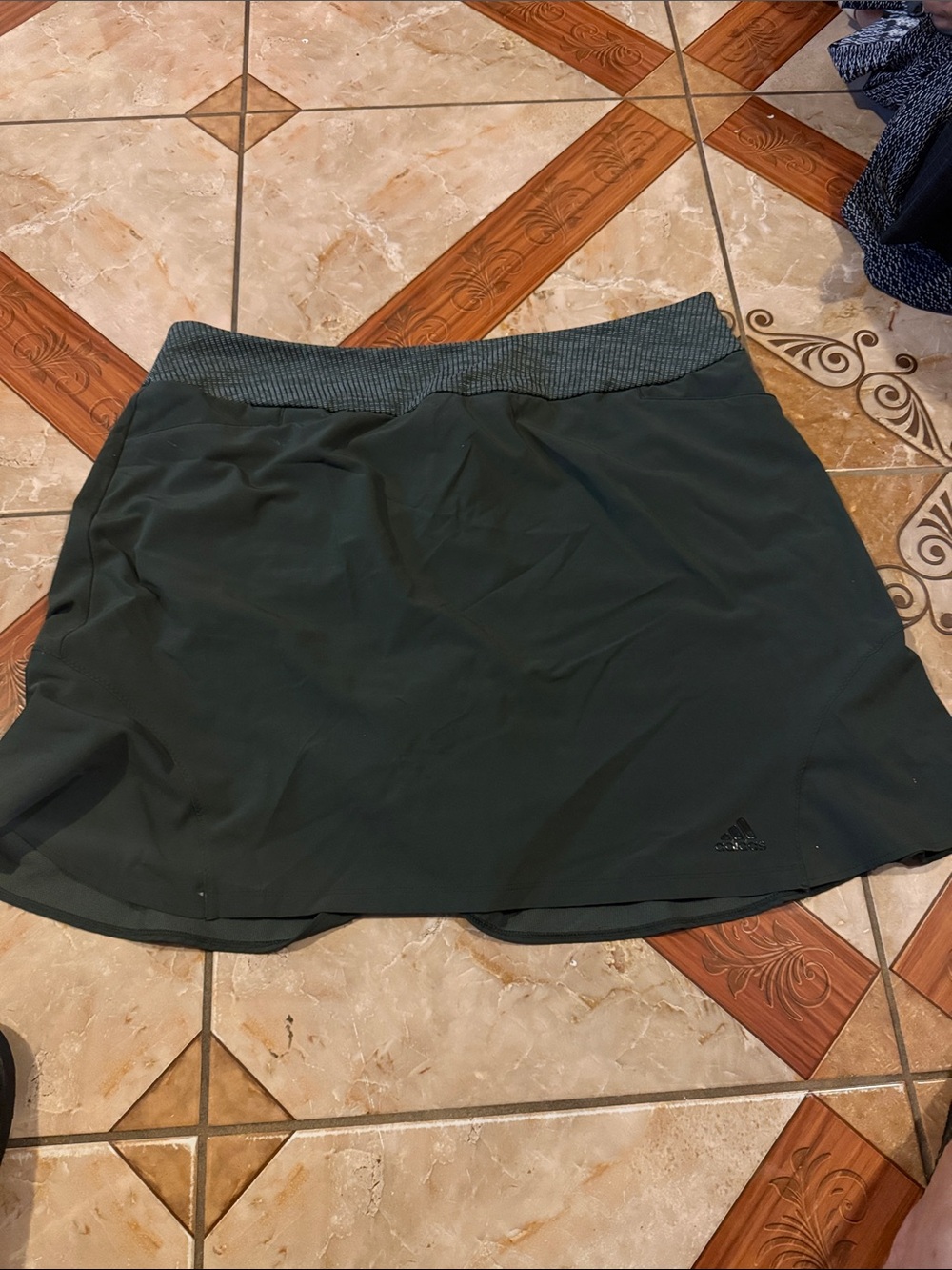 adidas dark green athletic skort with textured waistband